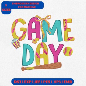 Op de afbeelding: Kleurrijk "Game Day" borduurontwerp voor machinegebruik. Het ontwerp toont de woorden "Game Day" in verschillende kleuren, een honkbal, een honkbalknuppel en een cupcake. Het ontwerp bevat ook de tekst "Embroidery Design for Machine" en "5 Sizes".