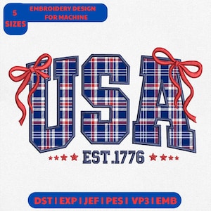 Op de afbeelding: Borduurontwerp met het woord "USA" in een blauw, rood en wit geruit patroon, rode strikken en de tekst "EST. 1776". Het ontwerp bevat de tekst "5 MATEN" en "BORDUURONTWERP VOOR MACHINE".
