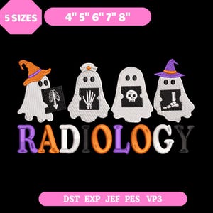 Peut inclure: Un motif de broderie avec quatre fantômes blancs sur fond noir. Chaque fantôme tient un carré noir avec une radiographie blanche d'une cage thoracique, d'une main, d'un crâne ou d'un pied. Le mot RADIOLOGY est en dessous. Texte : 5 SIZES 4" 5" 6" 7" 8" DST EXP JEF PES VP3.