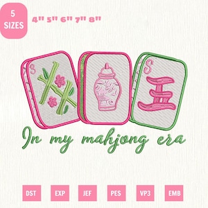 Op de afbeelding: Borduurontwerp met drie Mahjong-tegels in roze en groen. De tegels tonen bamboe, een vaas en een karakter. Tekst luidt "In my mahjong era." Inclusief maten van 10.16cm tot 20.32cm.