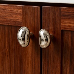 Zilveren kastknop kiezelsteen, messing ladeknoppen, titaniumzilveren handgrepen