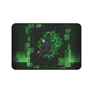 Op de afbeelding: Een zwart rechthoekig muismat met een digitaal kunstontwerp. Het kunstwerk toont een persoon die door een groen energievak breekt, omringd door digitale interface-elementen en een stadsgezicht, allemaal in groentinten.