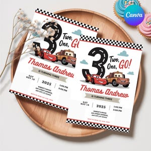 Op de afbeelding: Twee verjaardagsuitnodigingen met een raceautothema. Elke uitnodiging heeft een groot nummer 3, de tekst "Two, One, GO!" en illustraties van cartoonauto's. De uitnodigingen bevatten de naam "Thomas Andrew" en feestdetails.