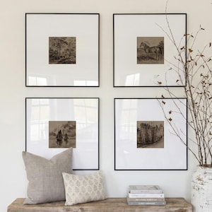 Può includere: Quattro stampe artistiche in bianco e nero incorniciate con varie scene, tra cui un albero, un cavallo, barche a vela e un paesaggio urbano. Le stampe sono esposte sopra una panca di legno con cuscini e un vaso con rami.