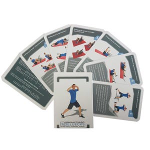 Könnte beinhalten: Ein Satz Übungskarten mit Fitness-Illustrationen. Die Karten zeigen Personen, die Übungen ausführen, mit deutschem Text. Die zentrale Karte zeigt eine Person in einem blauen Hemd und schwarzen Shorts. Der Markenname "DELUECKS" ist sichtbar.