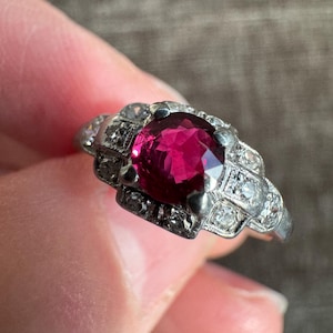 Anillo Art Déco de platino con rubí natural y diamantes milgrain de la década de 1920