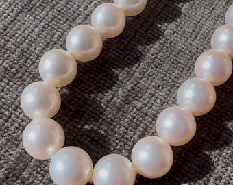 24 "Mikimoto Perlenkette mit 750er Gelbgold & Diamantverschluss