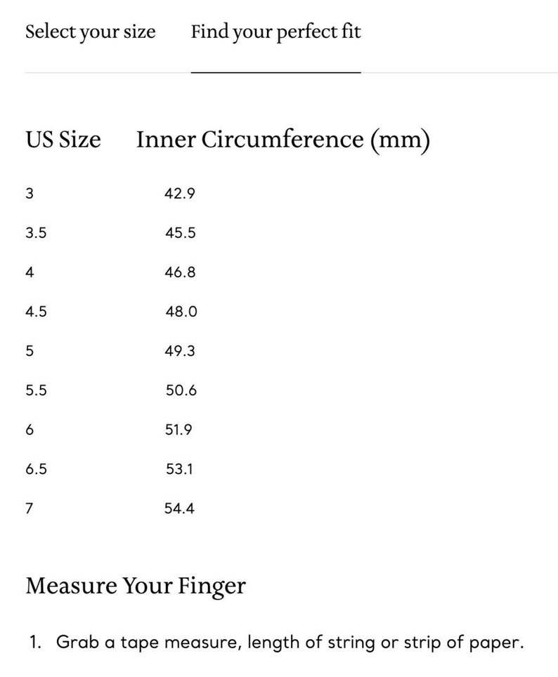 Puede incluir: Una tabla blanca con texto negro que detalla las tallas de anillos de EE. UU. y sus circunferencias internas correspondientes en mm. Las tallas van de la 3 a la 7. Instrucciones para medir un dedo.