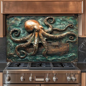 Può includere: Scultura di polpo color bronzo con tentacoli dettagliati e una nave, su sfondo verde acqua e verde. L'opera d'arte è montata sopra un fornello in acciaio inossidabile, con una cappa in rame e armadi in legno.