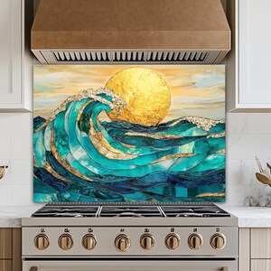 Könnte beinhalten: Eine dekorative Küchenrückwand mit einem stilisierten Ozeanwellen-Design und einer goldenen Sonne. Die Welle ist in Türkis- und Blautönen mit goldenen Akzenten gehalten. Der Hintergrund hat einen Gelb- und Orange-Farbverlauf.