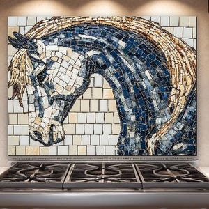 Könnte beinhalten: Ein Mosaik-Kunstwerk eines Pferdekopfes und -halses in Blau-, Weiß- und Goldtönen. Das Kunstwerk ist über einem Gasherd aus Edelstahl in einer Küche angebracht. Das Mosaik ist vor einem weißen Fliesen Hintergrund angebracht.