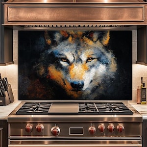 Puede incluir: Salpicadero de cocina decorativo con un primer plano de la cara de un lobo. La obra de arte utiliza un estilo pictórico con tonos azules, naranjas y grises sobre un fondo oscuro. Instalado sobre una estufa de gas de acero inoxidable.