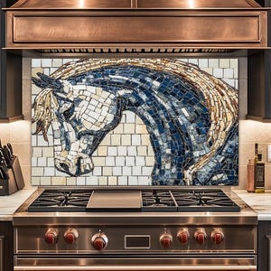 Op de afbeelding: Een mozaïektegel backsplash met een paardenkop in blauw, wit en bruin. Het mozaïek is geplaatst tegen een achtergrond van witte vierkante tegels. De afbeelding toont ook een koperen afzuigkap en een roestvrijstalen gasfornuis.
