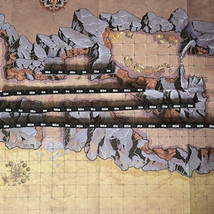 Könnte beinhalten: Eine detaillierte, gefaltete Karte für Tabletop-Rollenspiele. Die Karte zeigt ein Dungeon-Layout mit felsigem Gelände, Rasterlinien und Messmarkierungen in Metern. Die Farbpalette umfasst Braun-, Grau- und Beigetöne, wodurch eine realistische Dungeon-Umgebung entsteht.