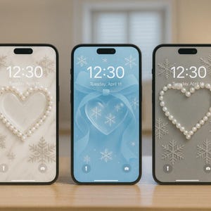Puede incluir: Tres smartphones con pantallas que muestran la hora, la fecha y un corazón de perlas. Los fondos son blanco, azul claro y gris, con diseños de copos de nieve. La hora mostrada es las 12:30.