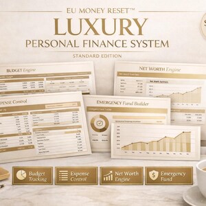 Può includere: Un sistema di pianificazione finanziaria con il testo "LUXURY PERSONAL FINANCE SYSTEM STANDARD EDITION". L'immagine mostra diversi fogli di lavoro etichettati come "Budget Engine", "Expense Control", "Net Worth Engine" e "Emergency Fund Builder". Sono visibili anche una tazza di caffè e una clip dorata.