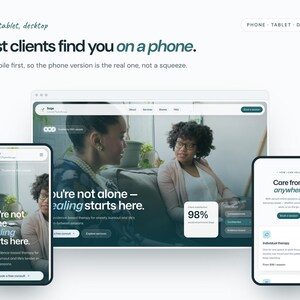 Pu&ograve; includere: Un'interfaccia digitale che mostra il layout di un sito web su un monitor desktop, uno smartphone e un tablet. Il contenuto dello schermo presenta il testo 'Most clients find you on a phone' e 'You're not alone - healing starts here' con due persone.