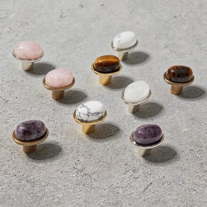 Lådknopp i rosenkvarts, kristallhandtag, byråknoppar i mässing