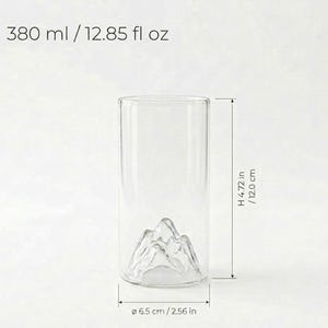 Może przedstawiać: Przezroczysty szklany kubek z podstawą w kształcie g&oacute;ry. Szkło ma 12,0 cm wysokości i 6,5 cm średnicy. Mieści 380 ml. Pojemność wynosi 12,85 fl oz.