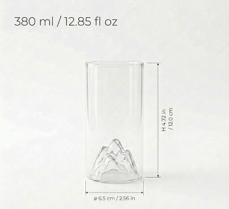 Może przedstawiać: Przezroczysty szklany kubek z podstawą w kształcie g&oacute;ry. Szkło ma 12,0 cm wysokości i 6,5 cm średnicy. Mieści 380 ml. Pojemność wynosi 12,85 fl oz.