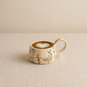 Handgemaakte bloemenkeramische mok: koffie-theekop met wilde bloemen in cottagecore-stijl