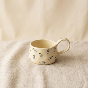 Taza de cerámica coreana floral hecha a mano: Taza de café o té de forma irregular