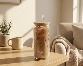 Vaso de vidrio transparente con lazo rosa, tapa y pajita – 500 ml