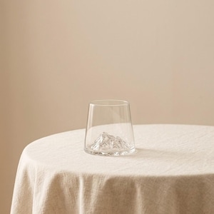 Whiskyglas berglandschap: borosilicaatbeker met schilderachtige basis