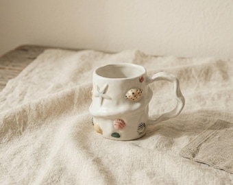 Kubek ceramiczny z ręcznie malowaną muszlą morską – Coastal Coffee Tea Cup