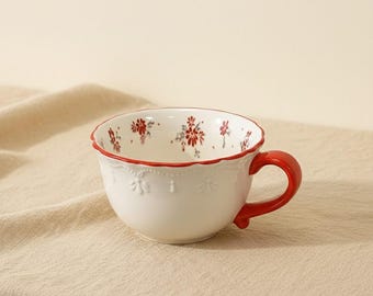 Ceramiczna filiżanka do kawy w kolorze czerwonym z wytłoczonym wzorem kwiatowym i koronką