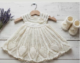 Modello PDF per vestitino da neonata all'uncinetto color bianco sporco, tutorial per abito vintage in pizzo