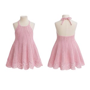 Può includere: Un abito all'uncinetto rosa chiaro con scollo all'americana e chiusura a laccio dietro il collo. Il capo presenta una texture a coste verticali su tutto il corpetto e la gonna, terminando con un motivo a orlo smerlato simile al pizzo.