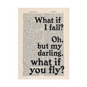 Può includere: Una stampa in stile vintage su una pagina di libro presenta la citazione "What if I fall? Oh, but my darling, what if you fly?" in grassetto nero. Lo sfondo è una pagina color crema con testo stampato.