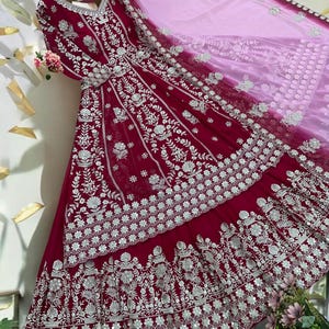 Hermoso vestido Anarkali color granate con bordados elaborados y lentejuelas, con dupatta, ideal para fiestas, eventos y bodas.