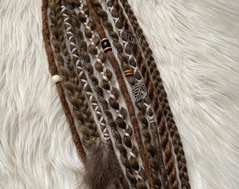 False ponytail with elastic band. Natural palette.