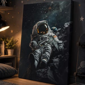 Könnte beinhalten: Ein rechteckiger Leinwanddruck mit einem Astronauten in einem weißen Raumanzug mit goldfarbenem Visier, der auf einer felsigen Mondoberfläche vor einem dunklen, sternenklaren Weltraumhintergrund sitzt, mit einem blauen Planeten in der Ferne.