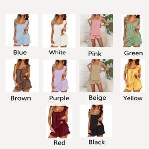 K&ouml;nnte beinhalten: Eine Kollektion von Schlafanz&uuml;gen f&uuml;r Damen in verschiedenen Farben, darunter Blau, Wei&szlig;, Rosa, Gr&uuml;n, Braun, Lila, Beige, Gelb, Rot und Schwarz. Jedes Set besteht aus einem Oberteil mit R&uuml;schenbesatz und passenden Shorts. Das Bild zeigt die Sets mit den Farbbezeichnungen darunter.