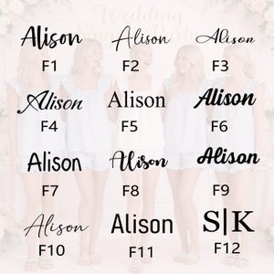 K&ouml;nnte beinhalten: Eine Gruppe von Frauen in wei&szlig;en Pyjama-Sets mit R&uuml;schenbesatz. Jedes Set ist mit dem Namen "Alison" oder Initialen und einer Nummer personalisiert. Der Hintergrund ist weich und verschwommen.