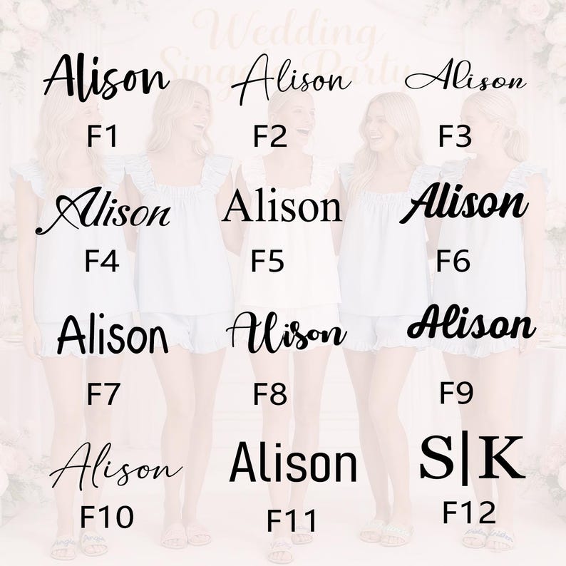 K&ouml;nnte beinhalten: Eine Gruppe von Frauen in wei&szlig;en Pyjama-Sets mit R&uuml;schenbesatz. Jedes Set ist mit dem Namen "Alison" oder Initialen und einer Nummer personalisiert. Der Hintergrund ist weich und verschwommen.