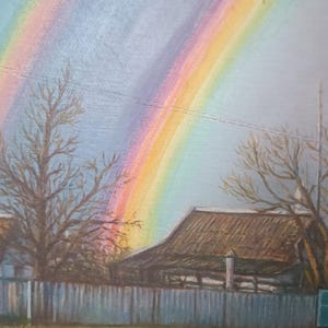 Op de afbeelding: Olieverfschilderij van een landelijk landschap met een levendige regenboog boven een gebouw met rieten dak en een houten hek. Kale bomen en groen gras completeren de scène tegen een lichtblauwe lucht.