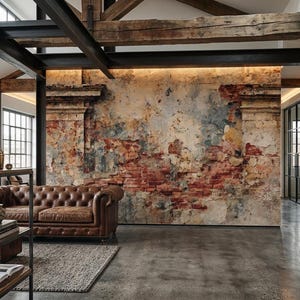 Puede incluir: Un gran mural de pared que presenta una textura de ladrillo y yeso desgastada y envejecida con detalles de columnas arquitectónicas en tonos rojos, beige y azules. El mural se muestra en una pared detrás de un sofá de cuero marrón capitoné.