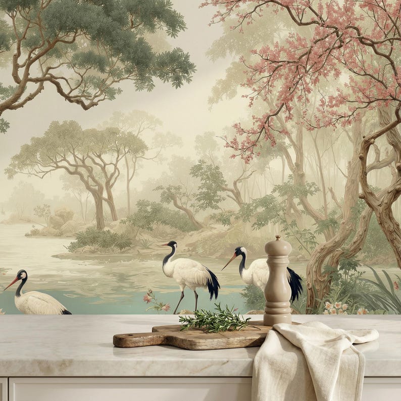 K&ouml;nnte beinhalten: Eine Tapete mit einer ruhigen Landschaft mit einem Fluss, B&auml;umen und Kranichen. Das Kunstwerk hat eine Vintage-&Auml;sthetik mit sanften Farben und einer nebligen Atmosph&auml;re. Ein Holzschneidebrett, Kr&auml;uter und ein Salzstreuer befinden sich im Vordergrund.