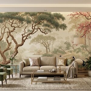 K&ouml;nnte beinhalten: Ein Wohnzimmer mit einem Wandbild zum Thema Natur, das B&auml;ume und eine Landschaftsszene zeigt. Der Raum umfasst ein beiges Sofa, gr&uuml;ne Sessel, einen Couchtisch und Topfpflanzen. Die Farbpalette ist neutral mit gr&uuml;nen und beigen Akzenten.