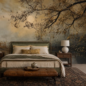 Puede incluir: Un dormitorio con una estructura de cama de metal con tapicería verde oliva, ropa de cama en tonos neutros y un banco de cuero marrón. La pared muestra un mural de un paisaje a la luz de la luna con ramas oscuras y un horizonte lejano.