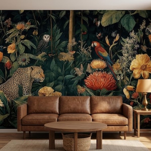 Pu&ograve; includere: Un murale che raffigura una fitta scena nella giungla con un leopardo, un gufo, un tucano e due pappagalli tra grandi fiori arancioni, gialli e rossi. Lo sfondo scuro mette in risalto i colori vivaci della fauna e del fogliame tropicale.
