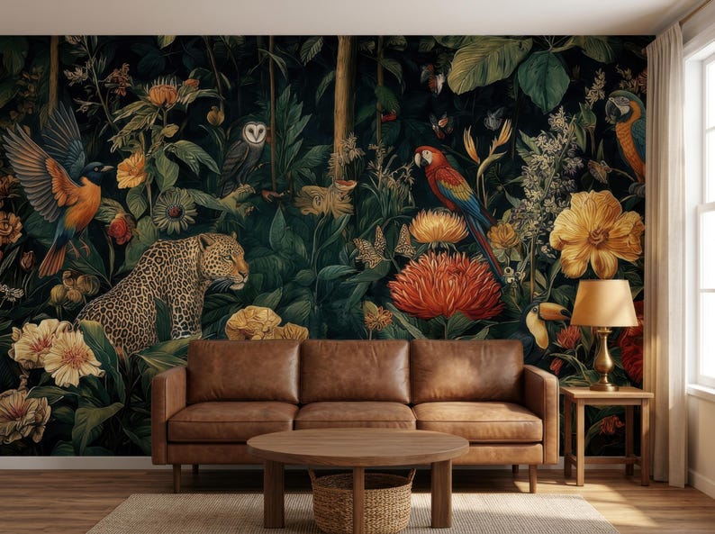 Pu&ograve; includere: Un murale che raffigura una fitta scena nella giungla con un leopardo, un gufo, un tucano e due pappagalli tra grandi fiori arancioni, gialli e rossi. Lo sfondo scuro mette in risalto i colori vivaci della fauna e del fogliame tropicale.