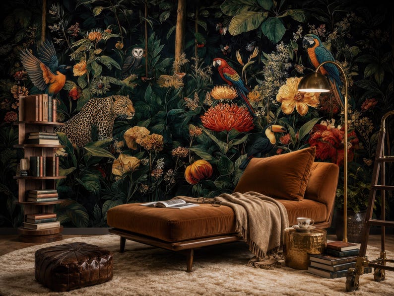 Pu&ograve; includere: Un interno con carta da parati botanica scura raffigurante leopardi, pappagalli e gufi. Una chaise longue in velluto marrone con una coperta beige si trova vicino a una lampada da terra dorata, un tavolino in ottone con una tazza e una libreria in legno.