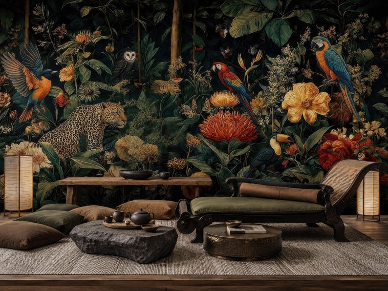 Pu&ograve; includere: Un interno con carta da parati a tema giungla scura che raffigura un leopardo, pappagalli e fiori tropicali. Lo spazio include una panca in legno, una chaise longue con cuscino verde, un tavolino in pietra, cuscini da pavimento e due lampade.