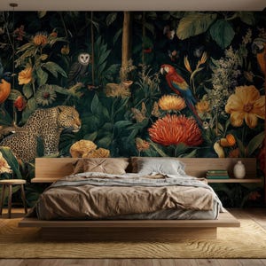 Pu&ograve; includere: Una camera da letto con un grande murale a tema giungla scura, che mostra un leopardo, un barbagianni, un'ara e vari fiori tropicali. La stanza include una struttura letto bassa in legno con piumino beige, uno sgabello in legno e un tappeto.