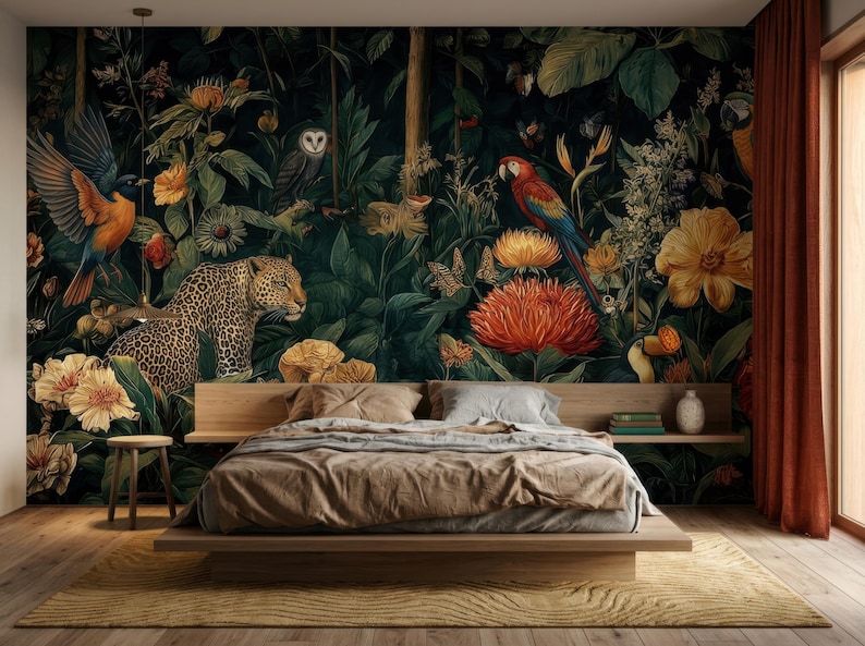 Pu&ograve; includere: Una camera da letto con un grande murale a tema giungla scura, che mostra un leopardo, un barbagianni, un'ara e vari fiori tropicali. La stanza include una struttura letto bassa in legno con piumino beige, uno sgabello in legno e un tappeto.